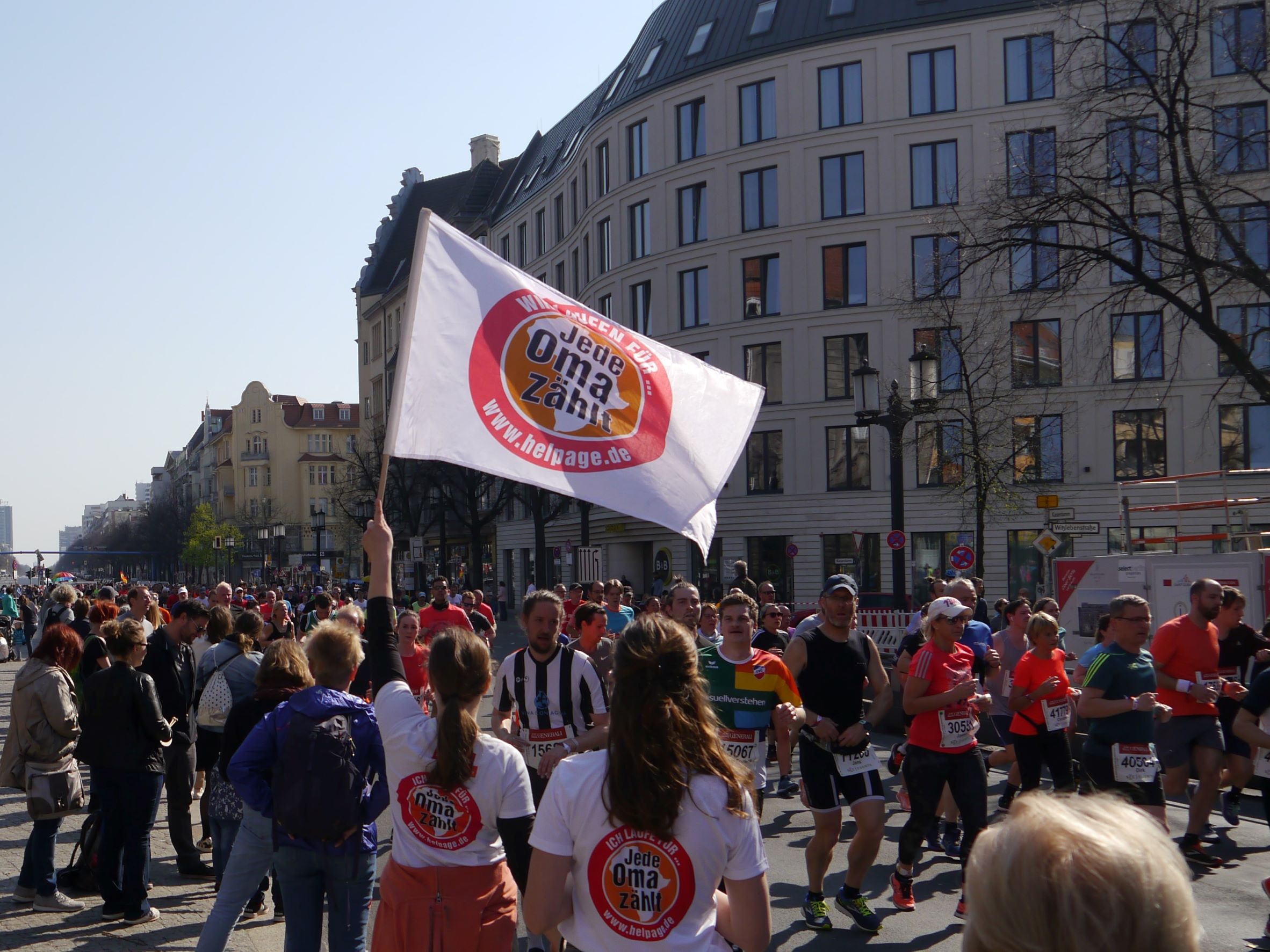 Die "Jede Oma zählt"-Fahne weht beim BMW Berlin-Marathon