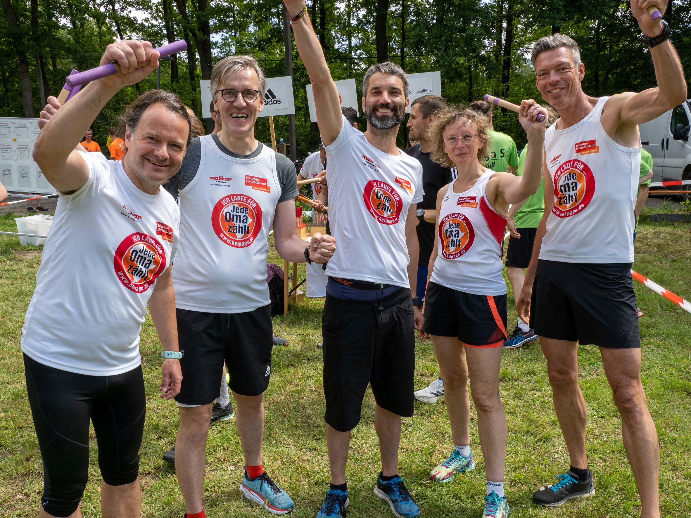 Die jubelnde Staffel von Team "Jede Oma zählt" beim Firmenstaffellauf 2022