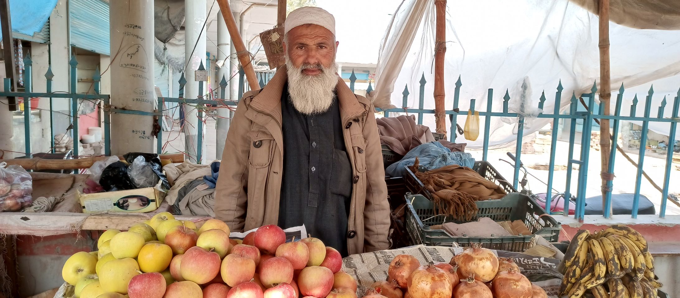 pak_mann-verkaufstand_mohammad-din_61j_c_helpage-pakistan_2022.jpg