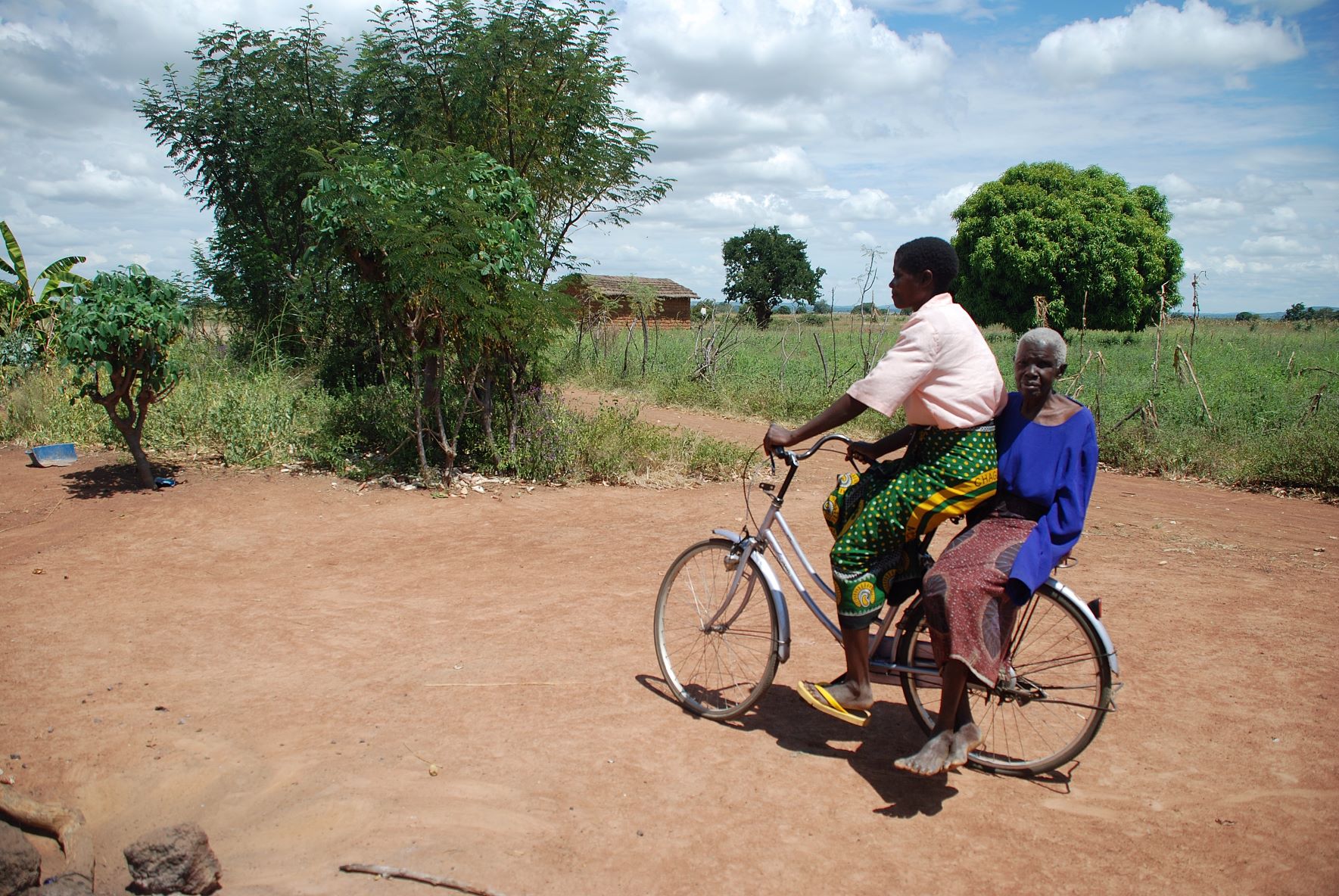 tza_oma-auf-fahrrad_deyu-nduluma_c_unbekannt.jpg