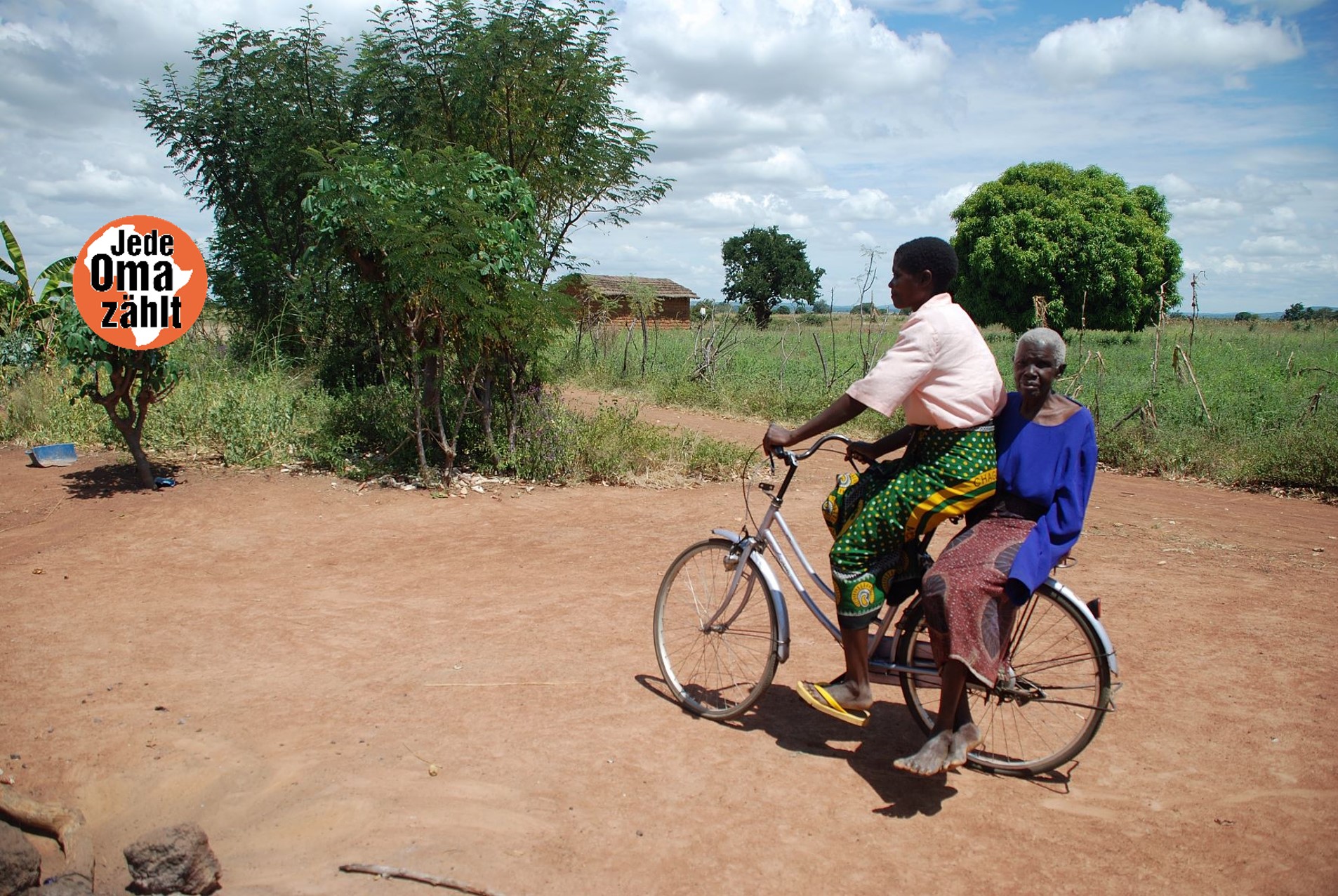 tza_oma-auf-fahrrad_deyu-nduluma_mit-jozlogo_c_unbekannt.jpg