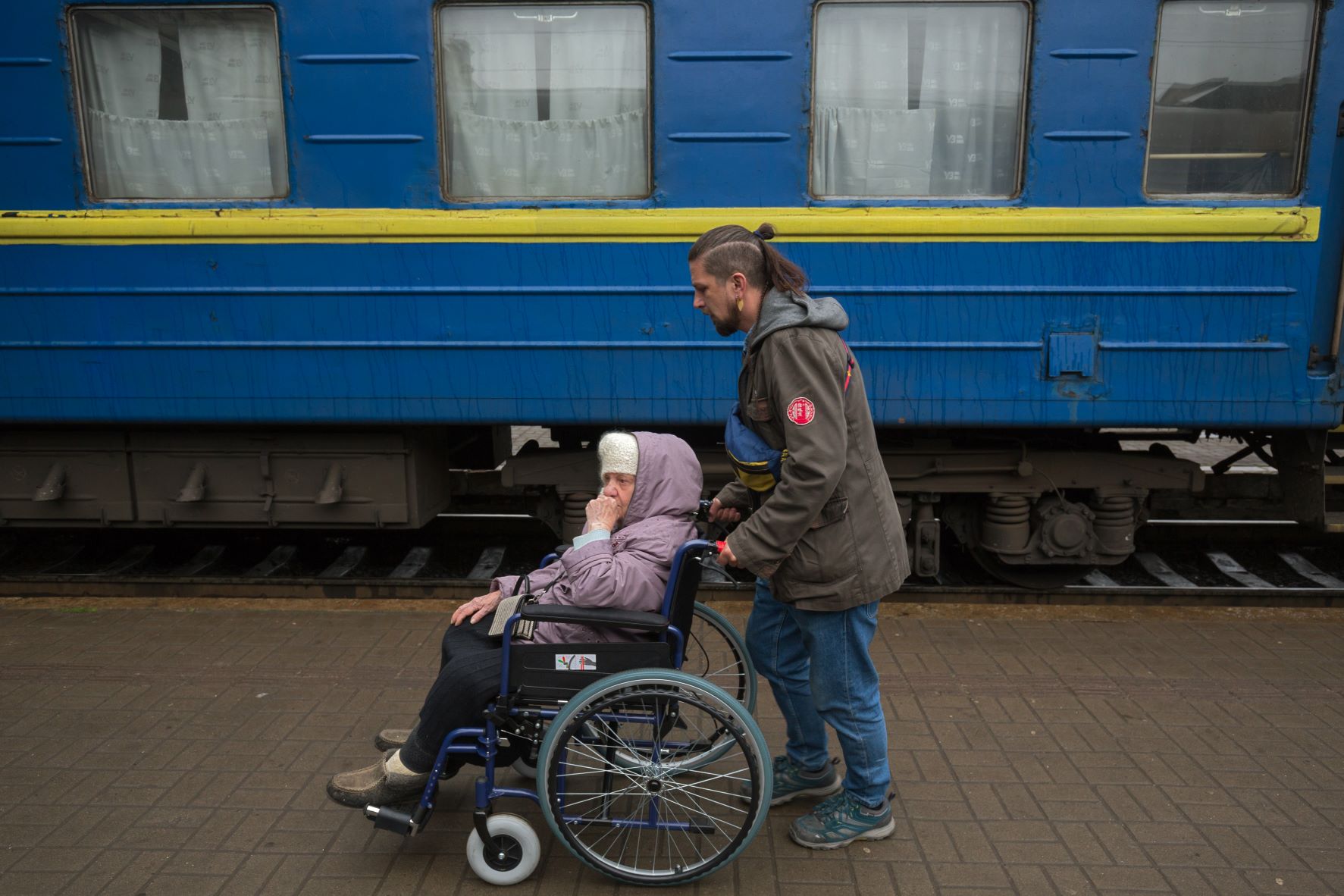 ukr_zug_idp-im-rollstuhl_c_stefan-trappe_hai_2022.JPG