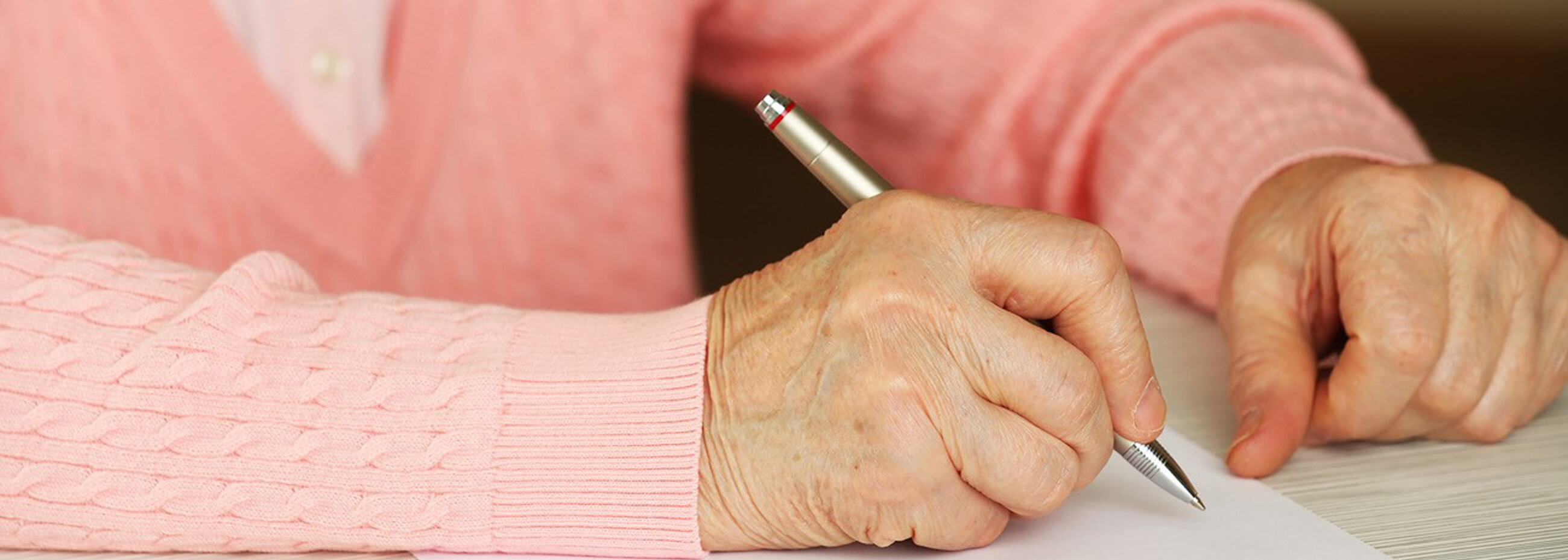 Person schreibt auf einen Zettel