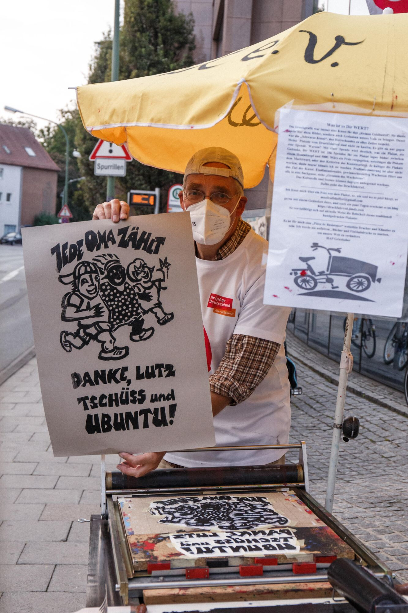 Oma-Läufer Manfred Bleifrei druckt besondere Abschiedsplakate zugunsten von HelpAge.
