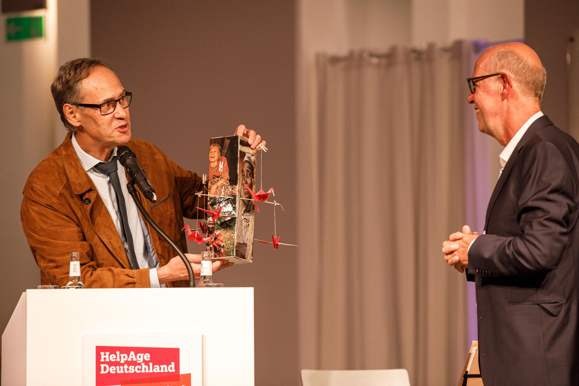 Vorstandsmitglied Dr. Lutz Leisering überreich ein Abschiedsgeschenk.