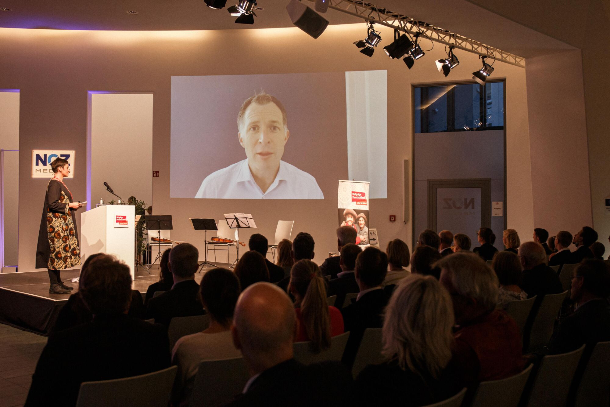 Per Video dabei: Justin Derbyshire, CEO von HelpAge International, verabschiedet sich von Lutz Hethey.
