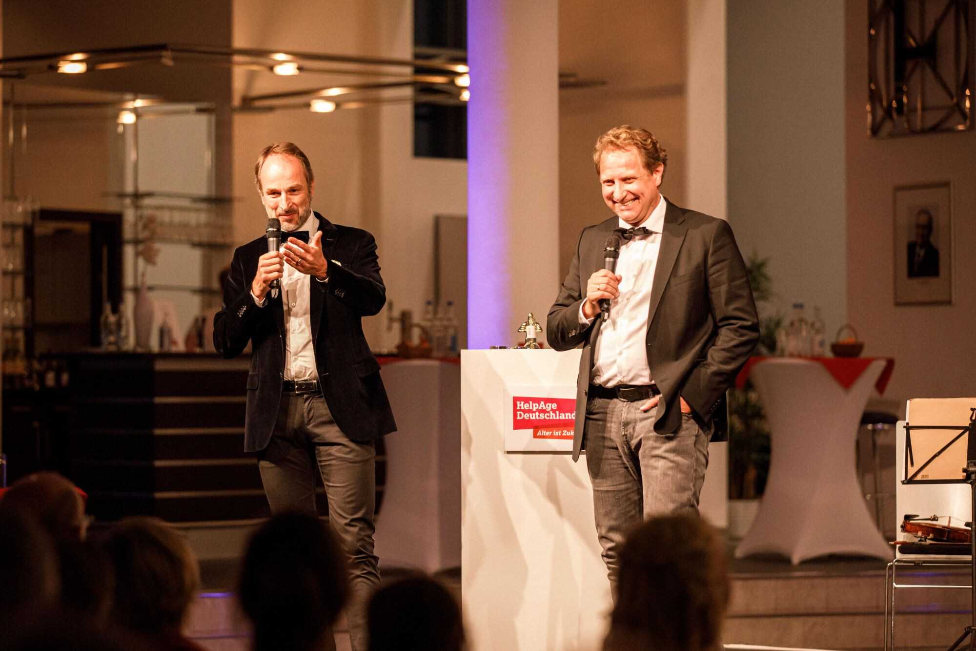 Die CSR-Botschafter Karsten Wulf und Gunnar Sander überreichen den selbsterdachten HelpAge-Oscar für das Lebenswerk.