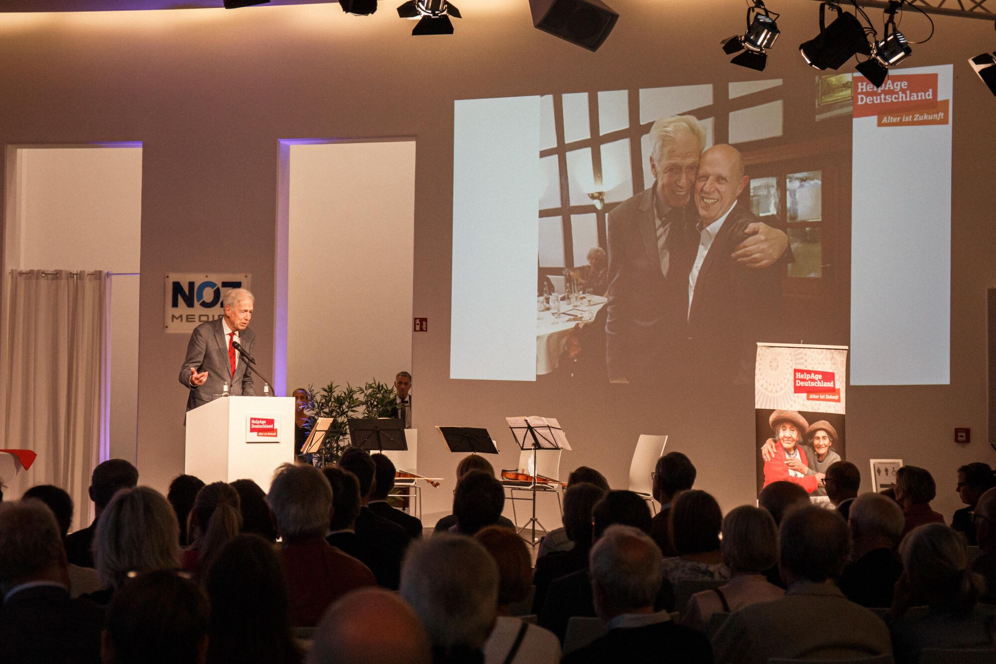 Dr. Henning Scherf berichtet über die Erfolge von HelpAge.