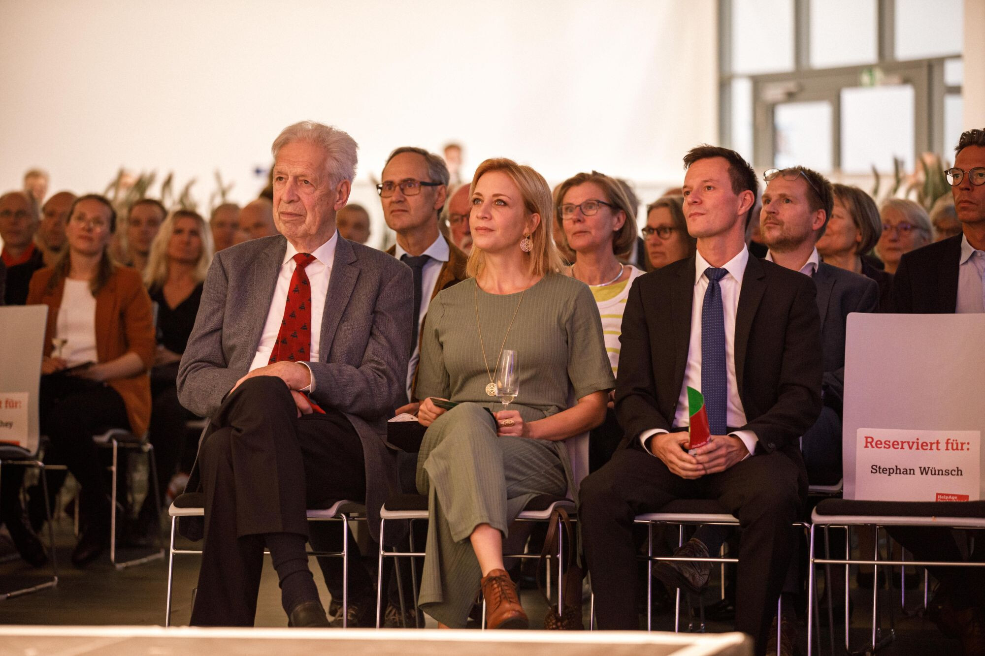 Dr. Henning Scherf, Botschafterin Annika Ernst und Holger Engelhardt lauschen den Reden der Laudator*innen.