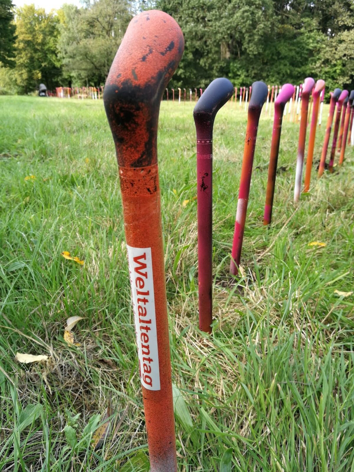 Kunst-Installation zum Weltaltentag am Osnabrücker Rubbenbruchsee.