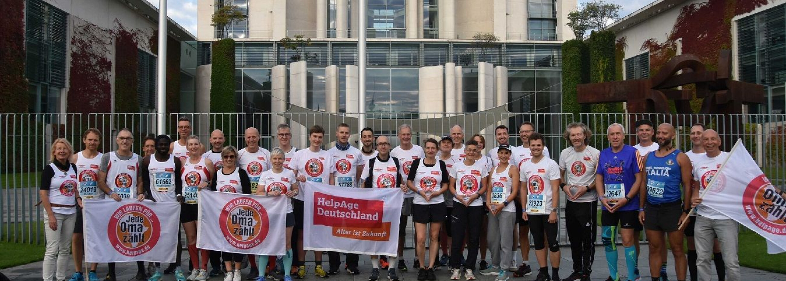 Gruppenfoto vor dem Kanzleramt.jpg