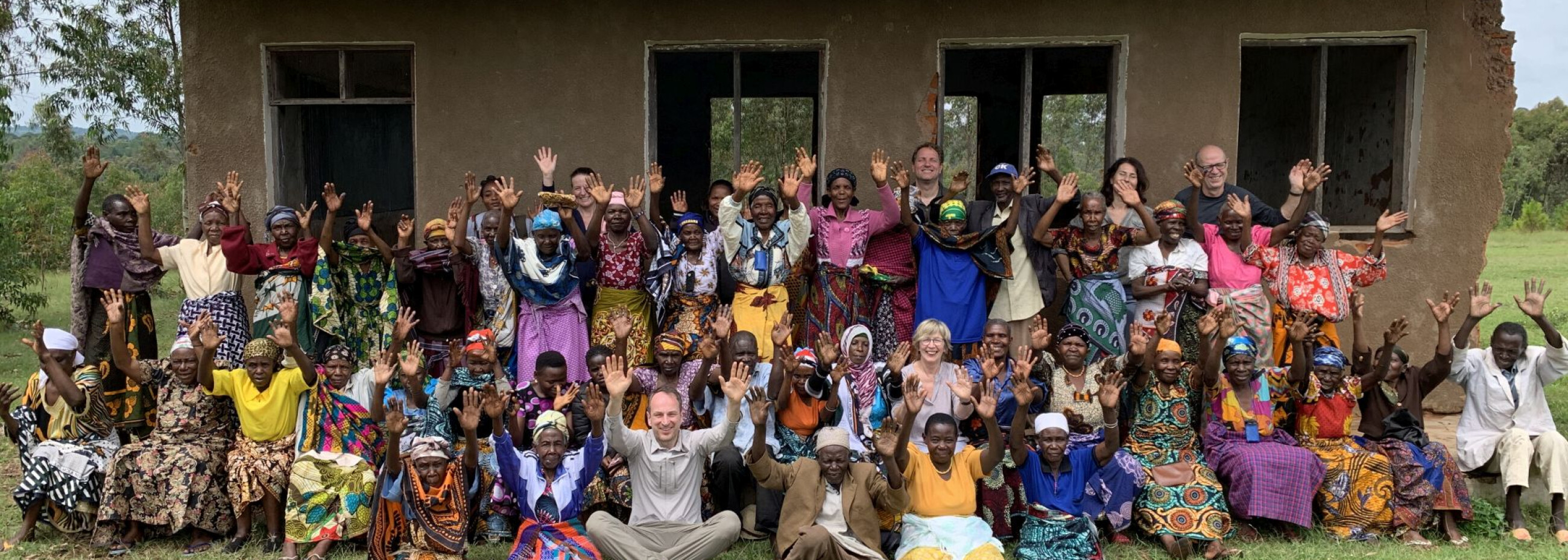 Gruppenfoto vor dem Versammlungshaus im Projekt Kwa Wazee.jpeg
