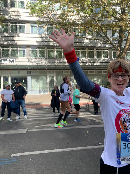 Personen laufen in der Stadt.