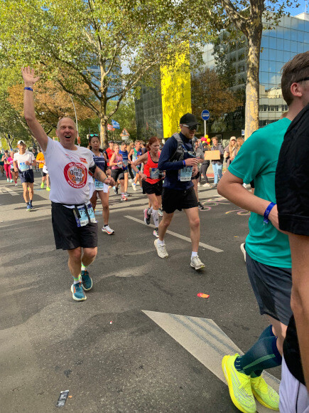 Personen laufen in der Stadt.