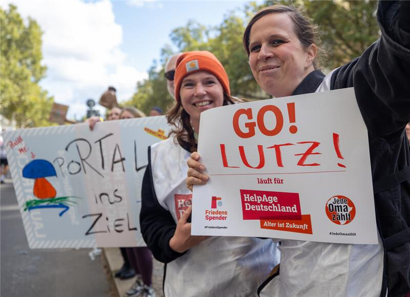 Personen halten Schilder hoch.