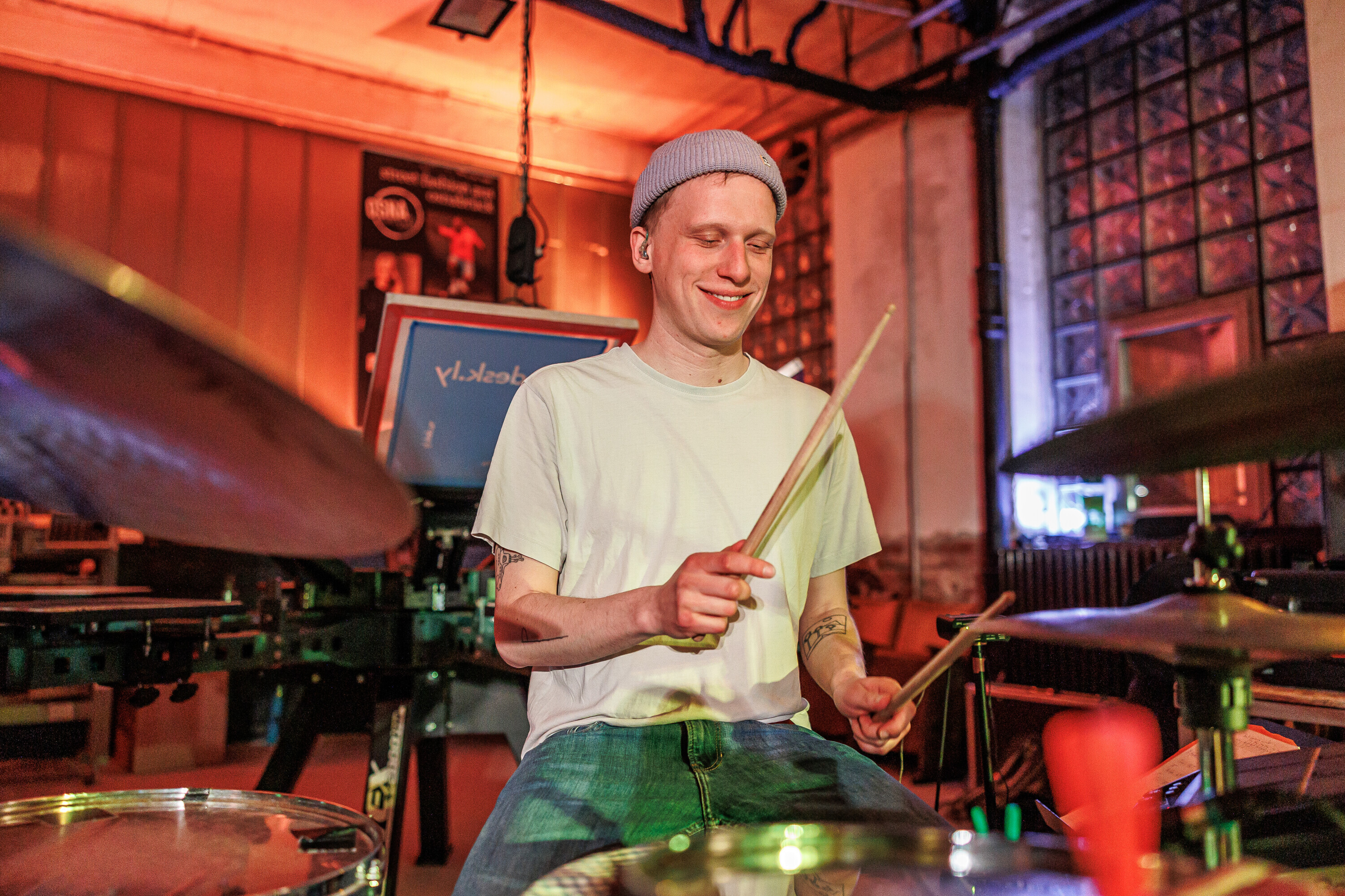 Person spielt Schlagzeug.