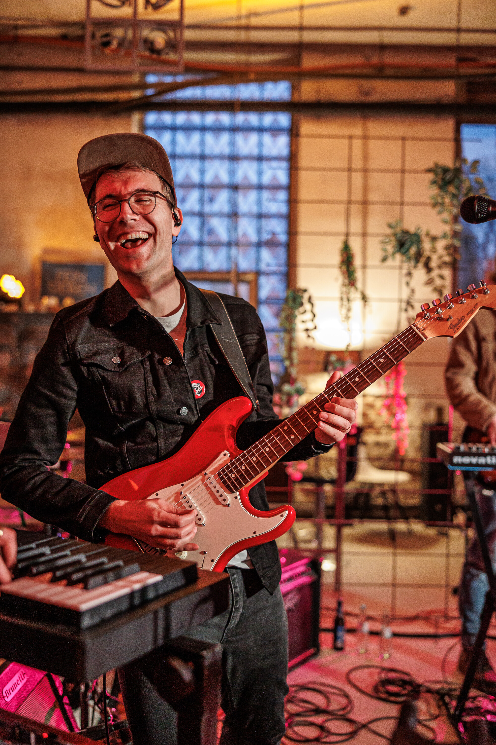 Person spielt eine E-Gitarre.