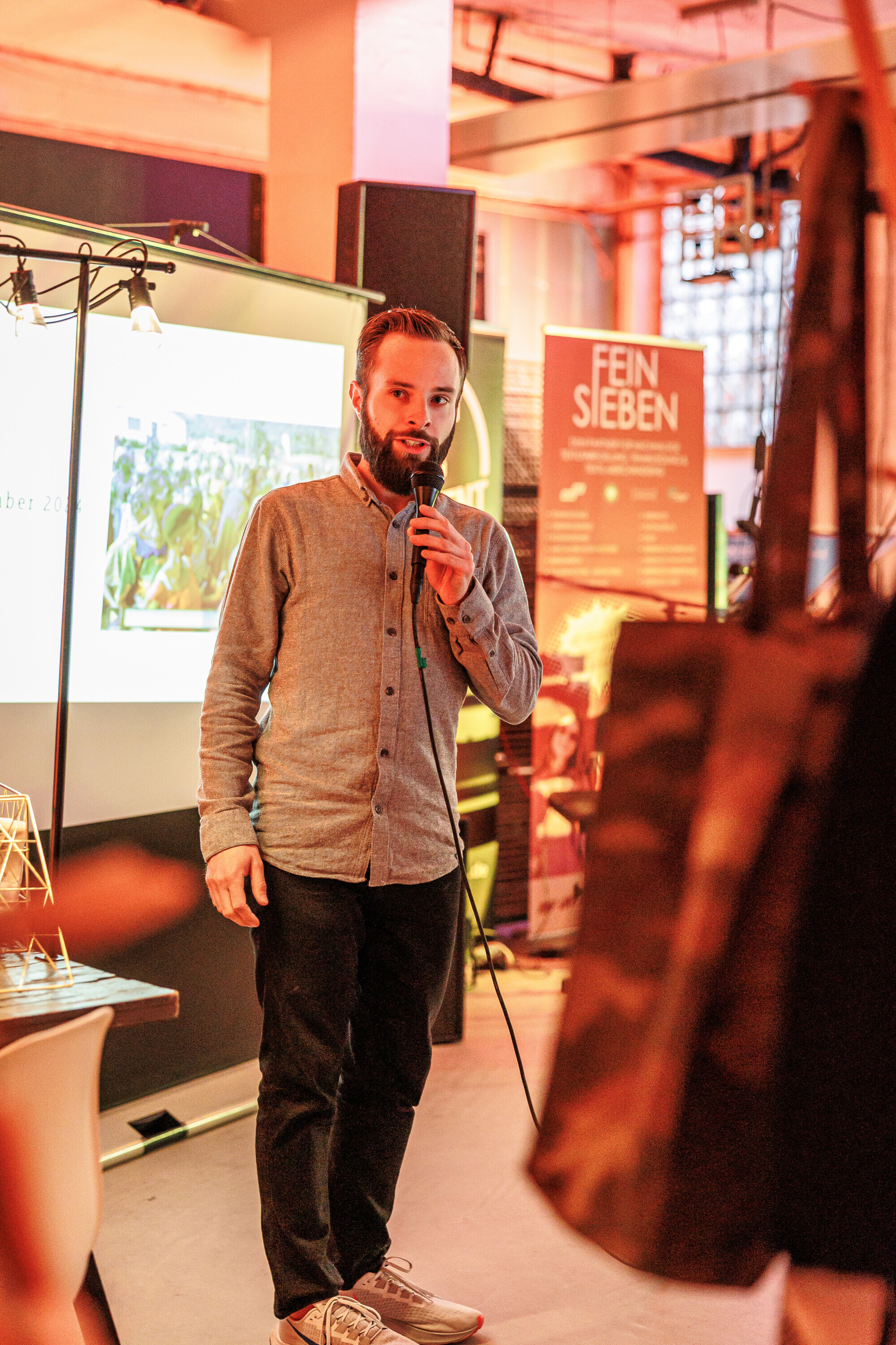 Person spricht in ein Mikrofon.