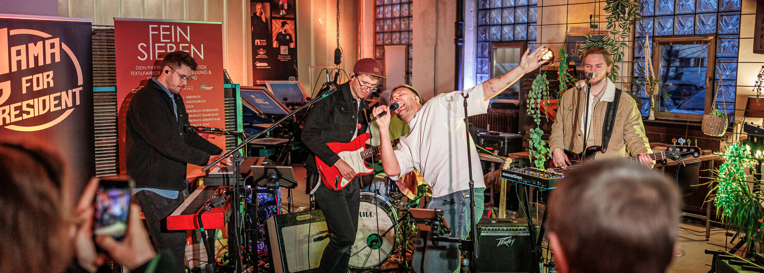 Band spielt vor einem Publikum