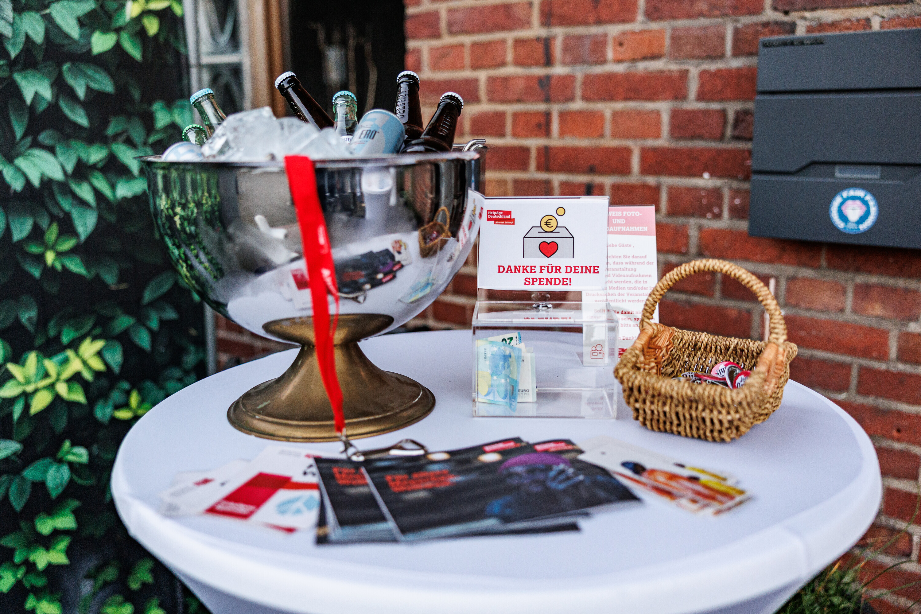 Spendendose steht auf einem Tisch.