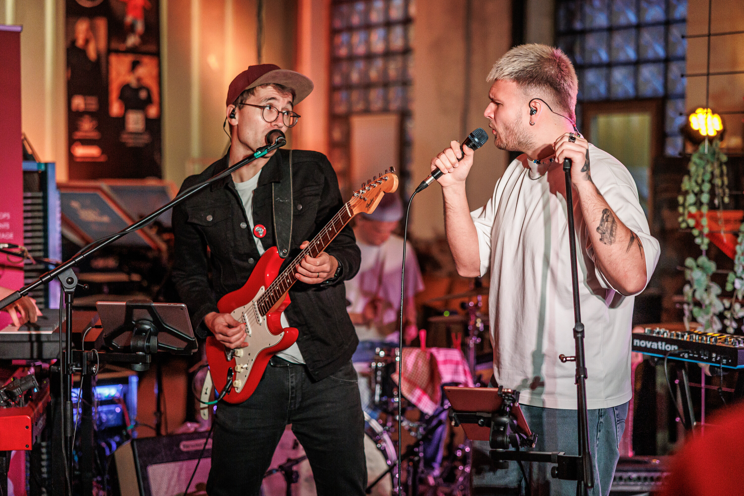 Band spielt vor einem Publikum.