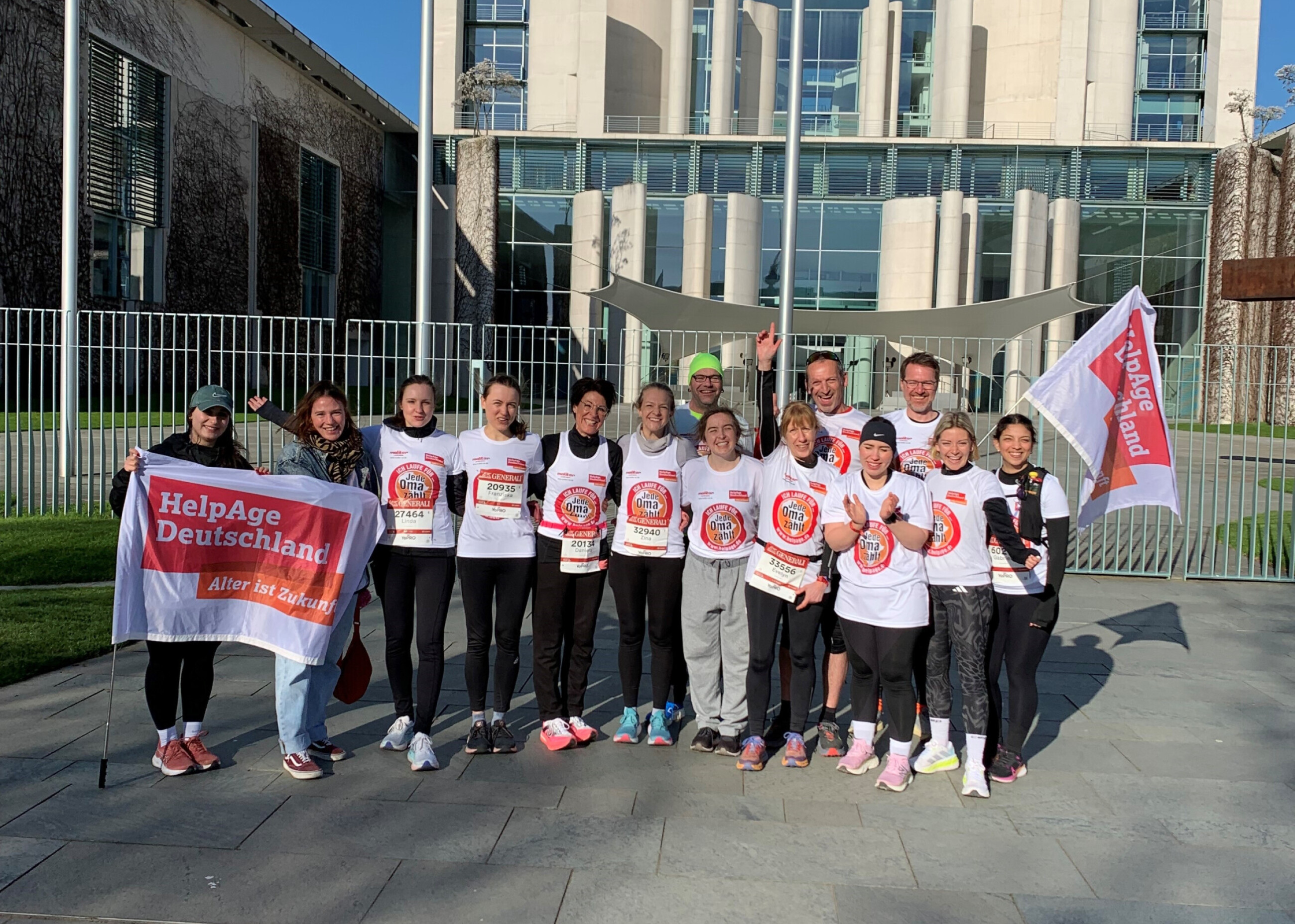 Gruppenfoto vor einem Gebäude