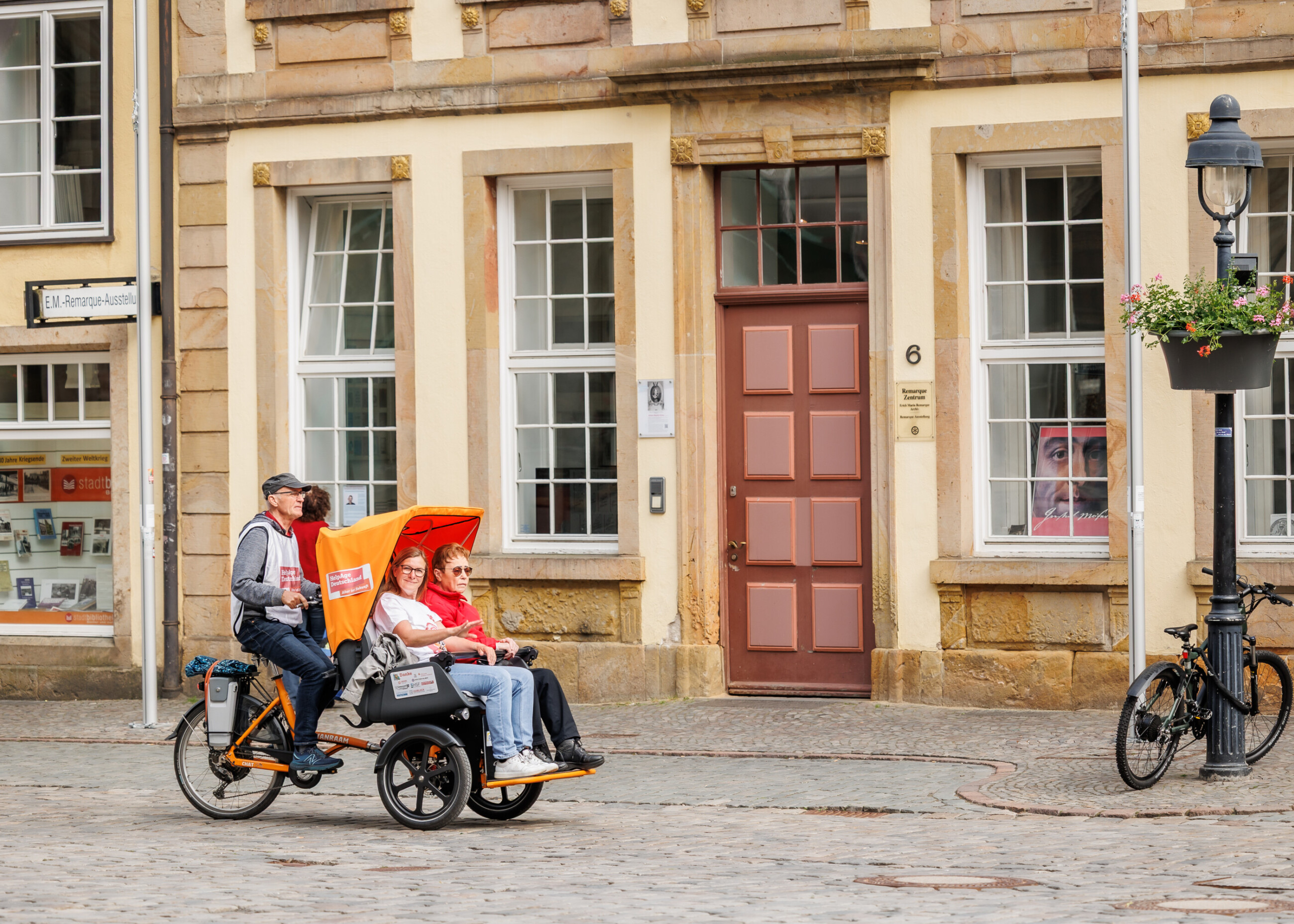 Rikscha fährt durch die Stadt