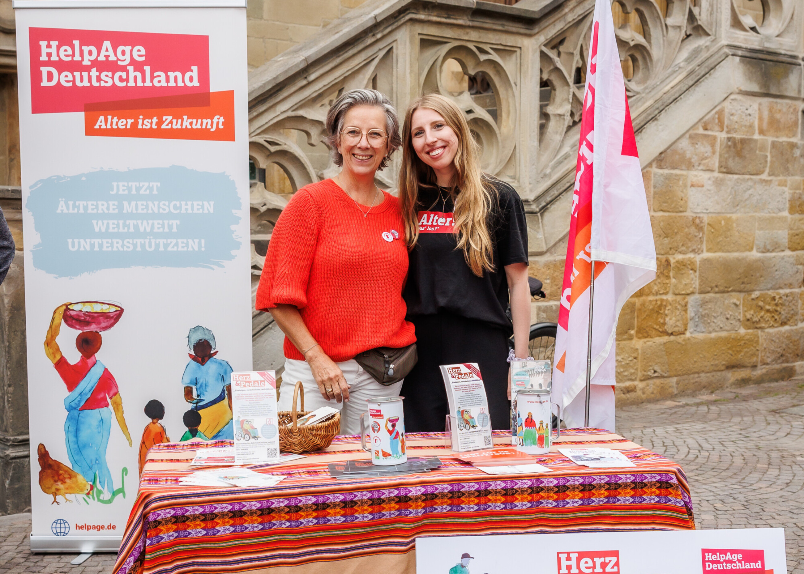Personen stehen an einem Stand