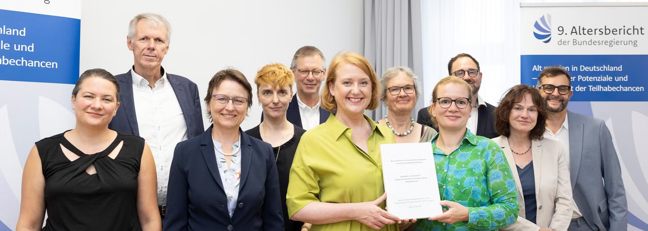 Personen halten einen Bericht