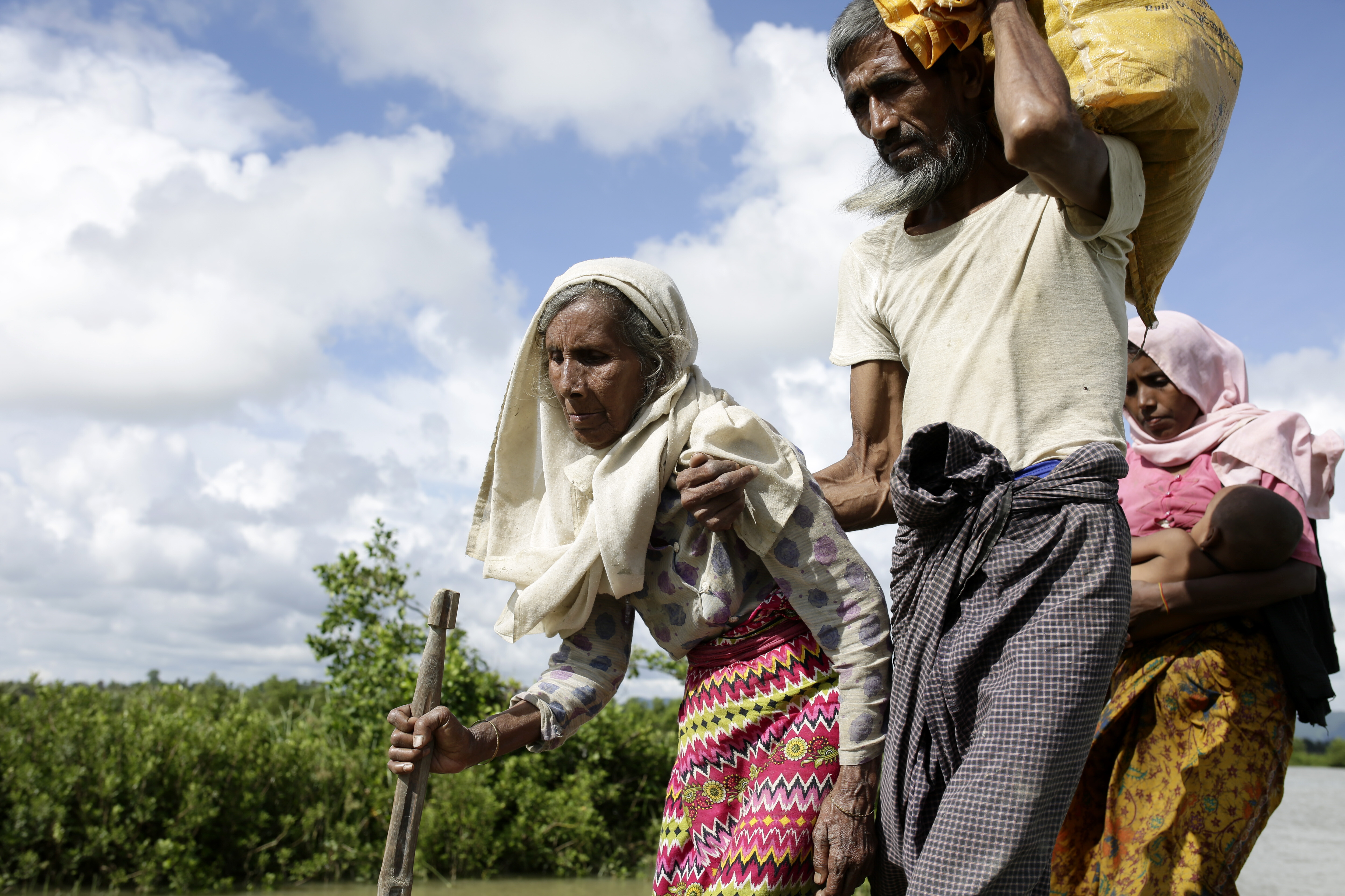 Eine ältere Frau und ein älterer Mensch aus Bangladesch sind auf der Flucht nach Myanmar.
