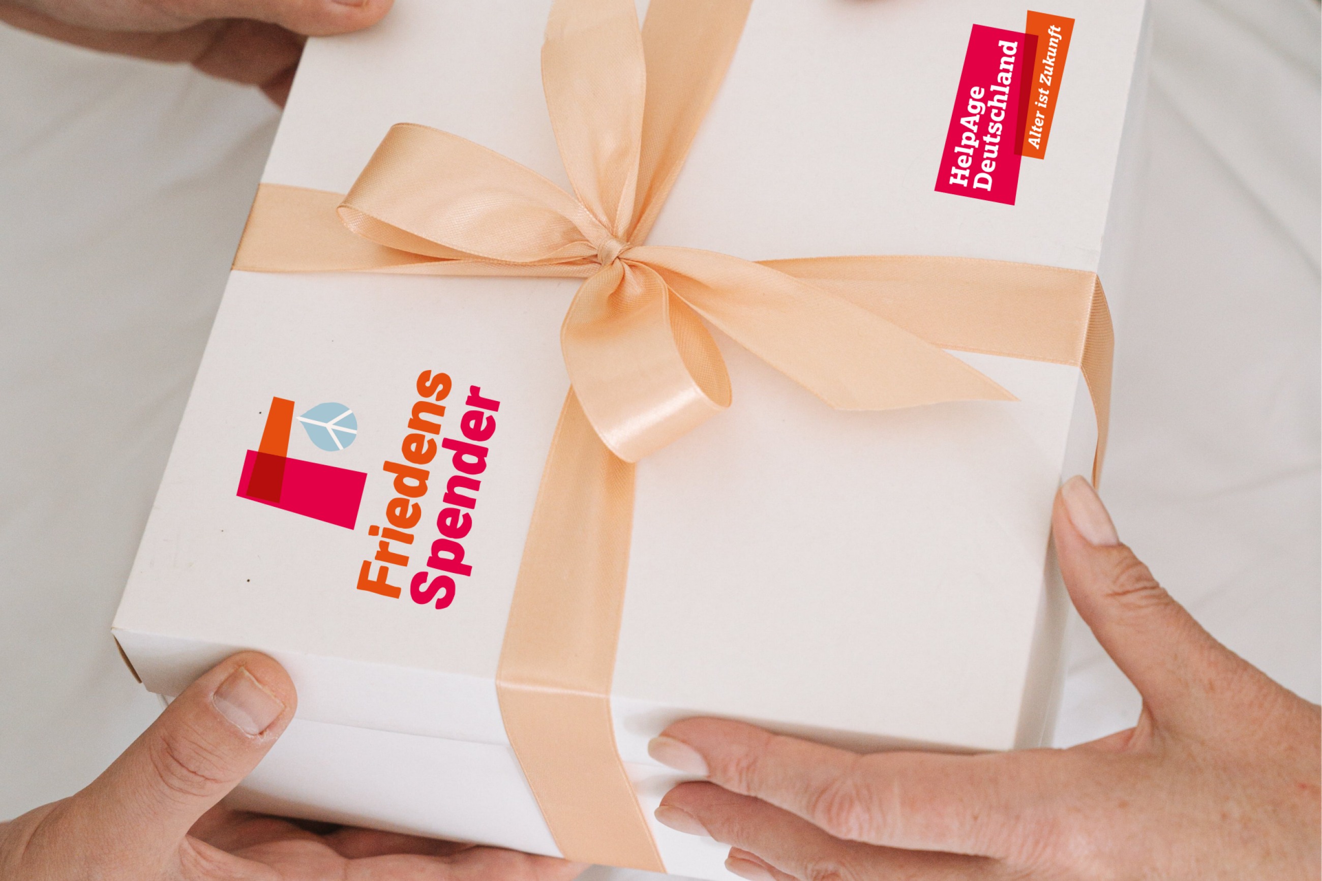Person übergibt einer anderen Person ein Geschenk