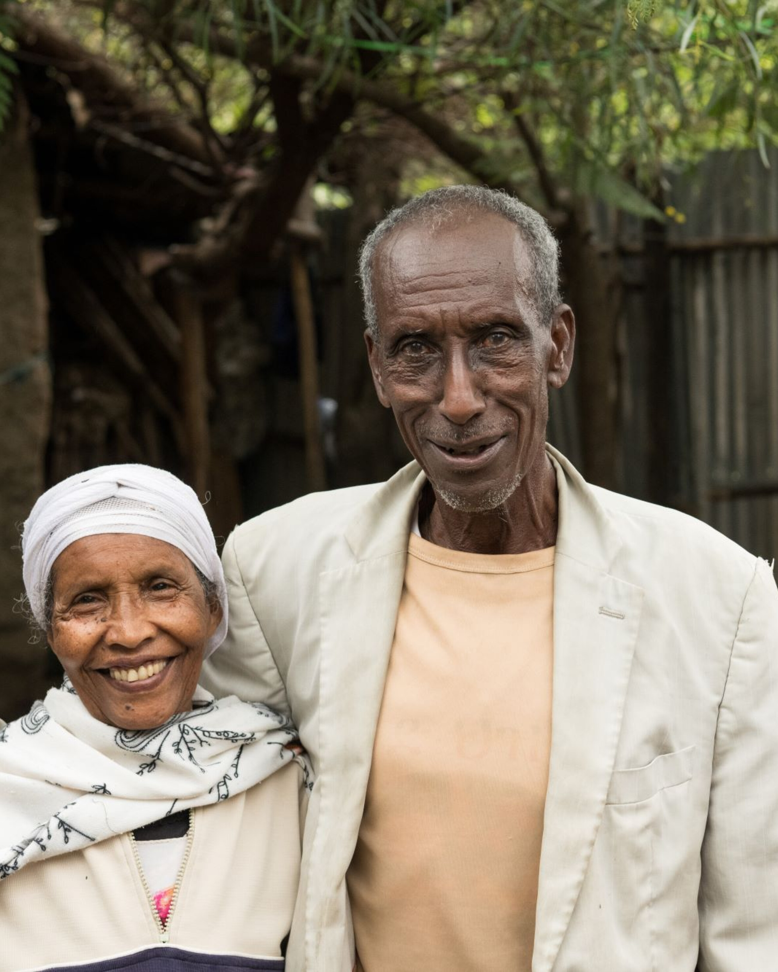 Lächelnde Personen, die in die Kamera schauen