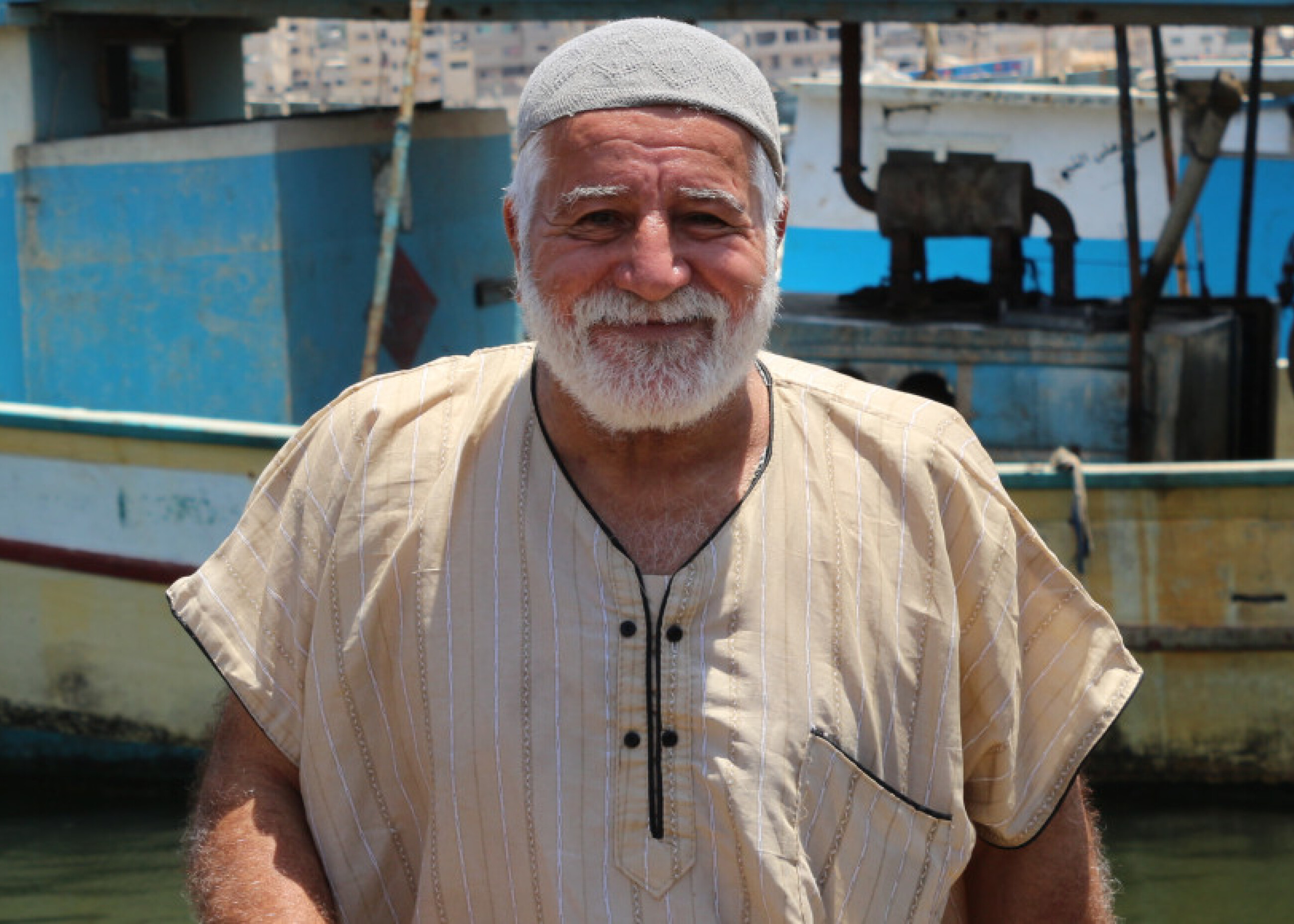 Mann schaut in die Kamera und lächelt