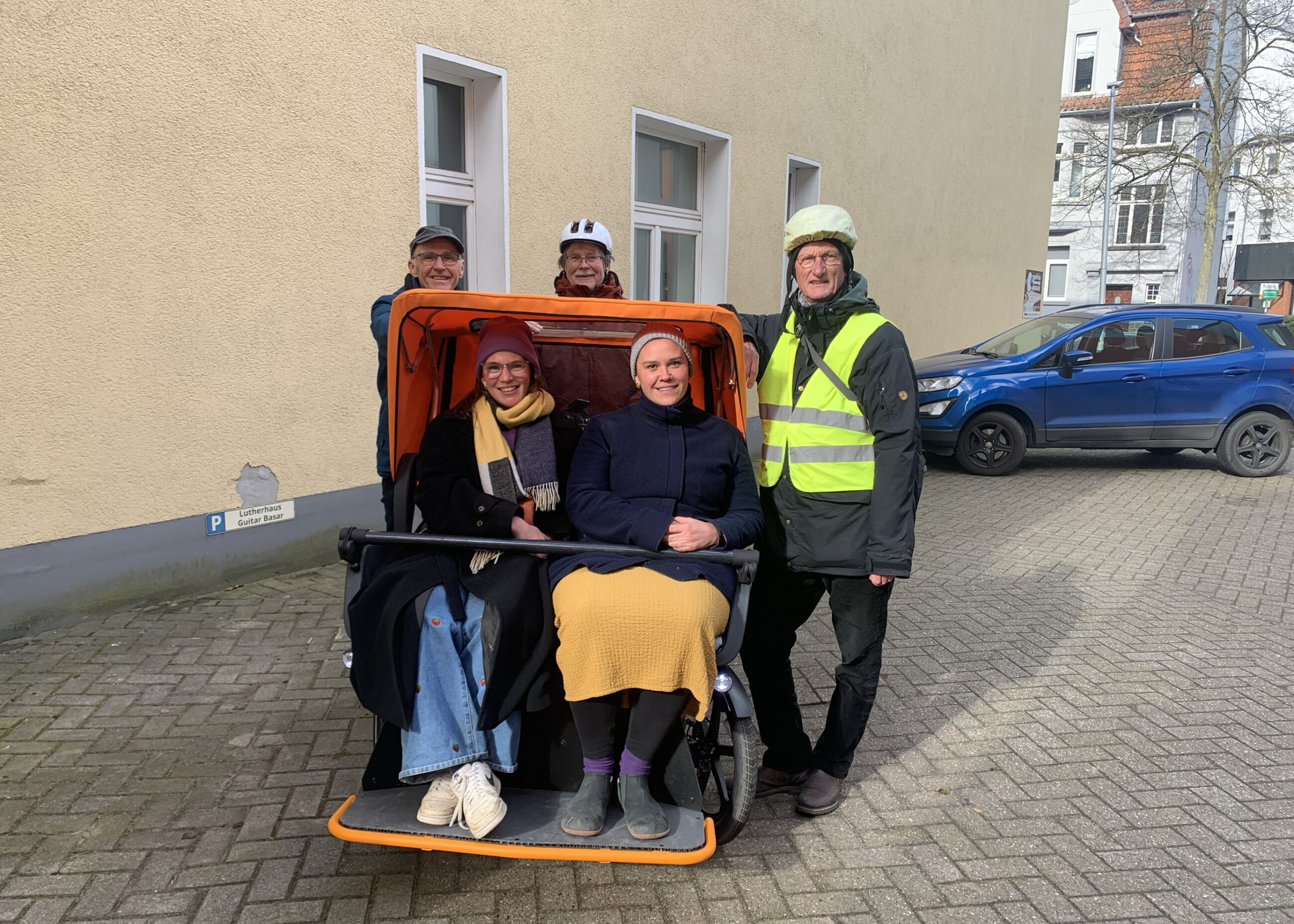 Personen sitzen in einer Rikscha