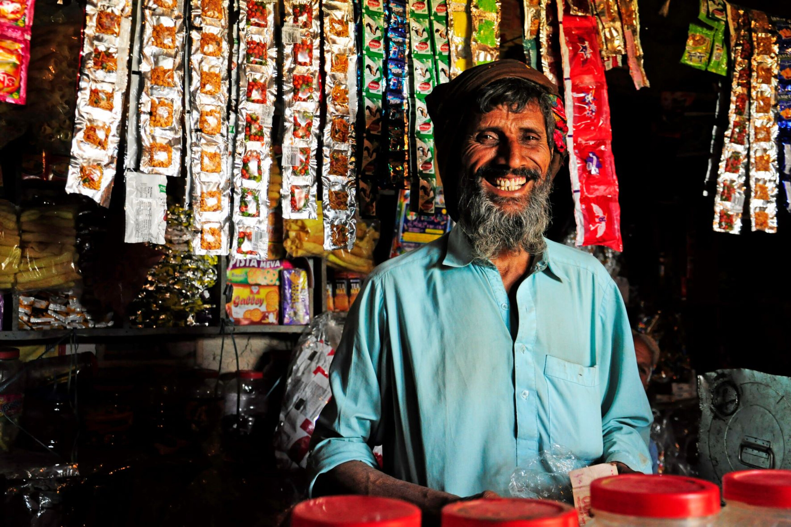 Herr Ali Muhammad in seinem Lebensmittelgeschäft in Pakistan